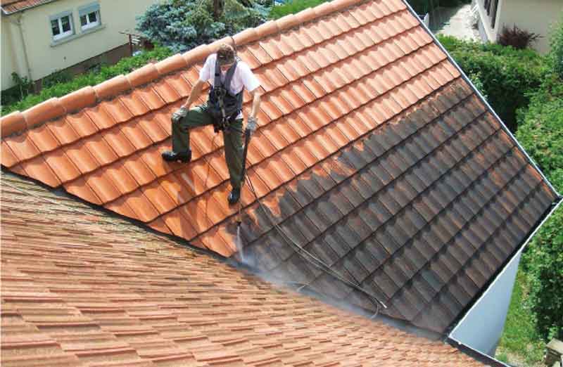 Quel prix prévoir pour nettoyer une toiture ? Les coûts détaillés